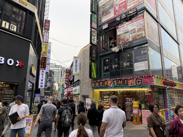 반중시위 고조 속 명동 찾은 中 관광객들. 뉴시스