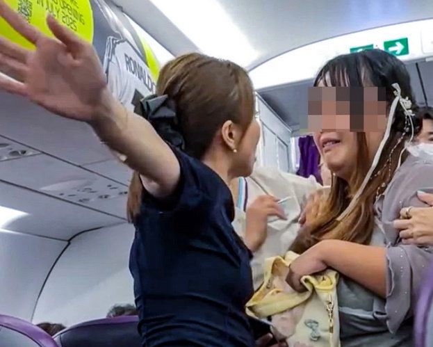 기내 난동 부리는 여성(오른쪽). SCMP 캡처