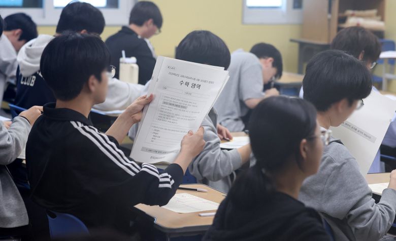 재수생들이 2026학년도 대학수학능력시험 6월 평가원 모의고사 시행일인 4일 오전 서울 양천구 종로학원 고사실에서 시험지를 배부받고 있다. 사진공동취재단