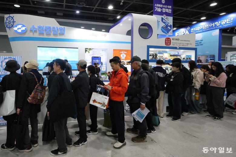 7일 오전 서울 양재동 aT센터에서 열린 ‘2025 씨팜쇼’에서 시민들이 수협 부스를 관람하고 있다. 송은석 기자 silverstone@donga.com