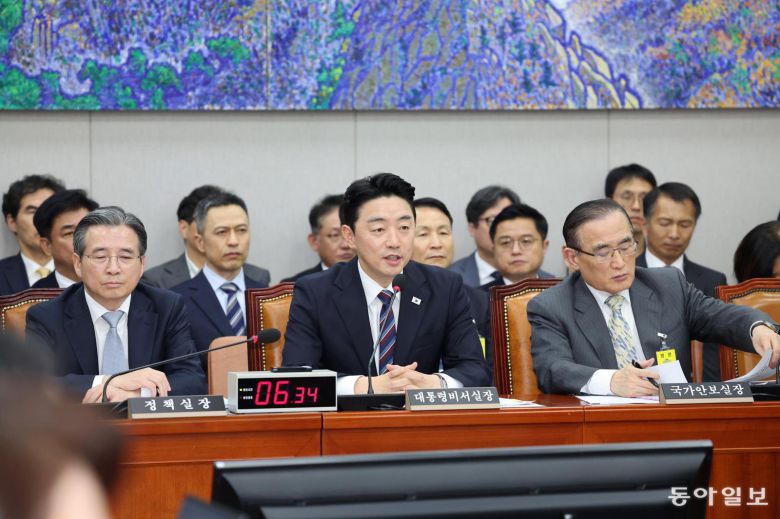 강훈식 대통령비서실장이 6일 서울 여의도 국회에서 열린 국회 운영위원회의 대통령비서실에 대한 국정감사에서 여야 의원들의 질의에 답하고 있다. 왼쪽부터 김용범 정책실장, 강 실장, 위성락 국가안보실장. 장승윤 기자 tomato99@donga.com