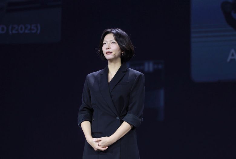 6일 서울 강남구 코엑스에서 열린 네이버 통합 콘퍼런스 ‘단(DAN) 25’에서 최수연 네이버 대표가 통합 AI 에이전트에 대해 설명하고 있다. 네이버 제공