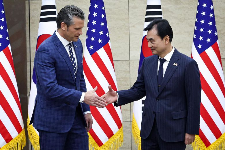 안규백 국방부 장관과 피트 헤그세스 미국 국방부 장관이 4일 오전 국방부 청사에서 제57차 한미안보협의회의(SCM) 확대회의에서 악수하고 있다. 사진공동취재단