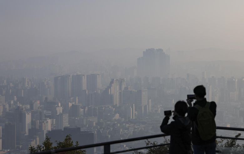 수도권 지역에 미세먼지가 나쁨 수준을 보인 7일 오전 서울 남산에서 바라본 도심일대가 뿌옇게 보이고 있다. 2025.11.07 뉴시스