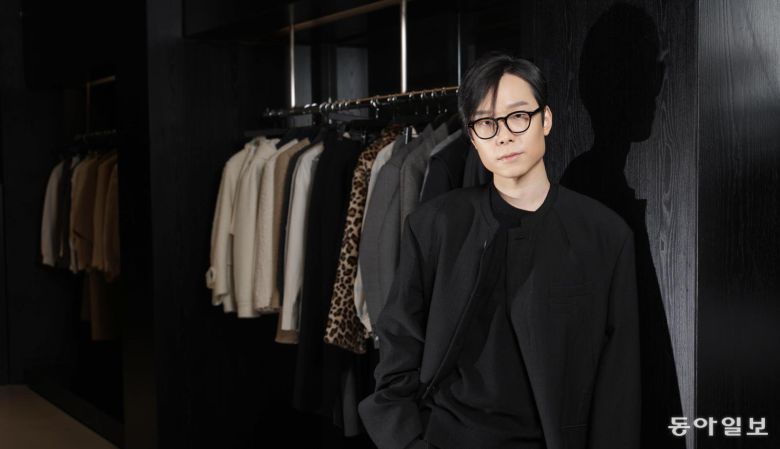 지난달 23일 서울 강남구 갤러리 느와 송지오에서 송재우 송지오인터내셔널 크리에이티브 디렉터 겸 대표가 송지오 우먼 2025 FW(가을겨울) 시즌 컬렉션 앞에서 포즈를 취하고 있다. 변영욱 기자 cut@donga.com