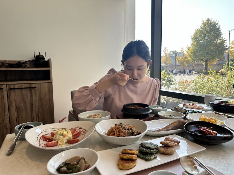 만성질환을 예방하기 위해서는 영양이 높은 음식을 골고루 먹는 게 중요하다. 야식과 폭식을 줄이는 실천부터 해야 한다. 고려대 의료원 제공