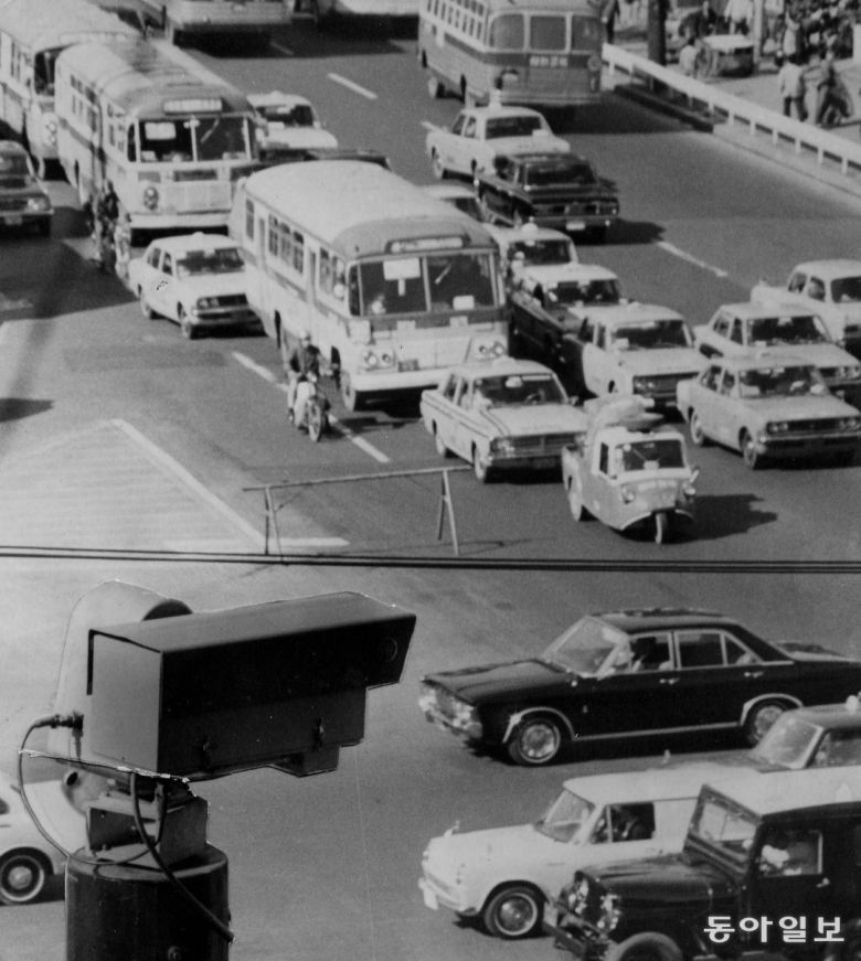 광화문 네거리에 설치된 CCTV.  1971년 10월 27일.  동아일보 DB