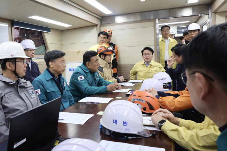 김민석 국무총리가 8일 울산 남구 한국동서발전 울산화력발전소 보일러 타워 붕괴현장을 찾아 긴급 회의를 하고 있다. 총리실 제공