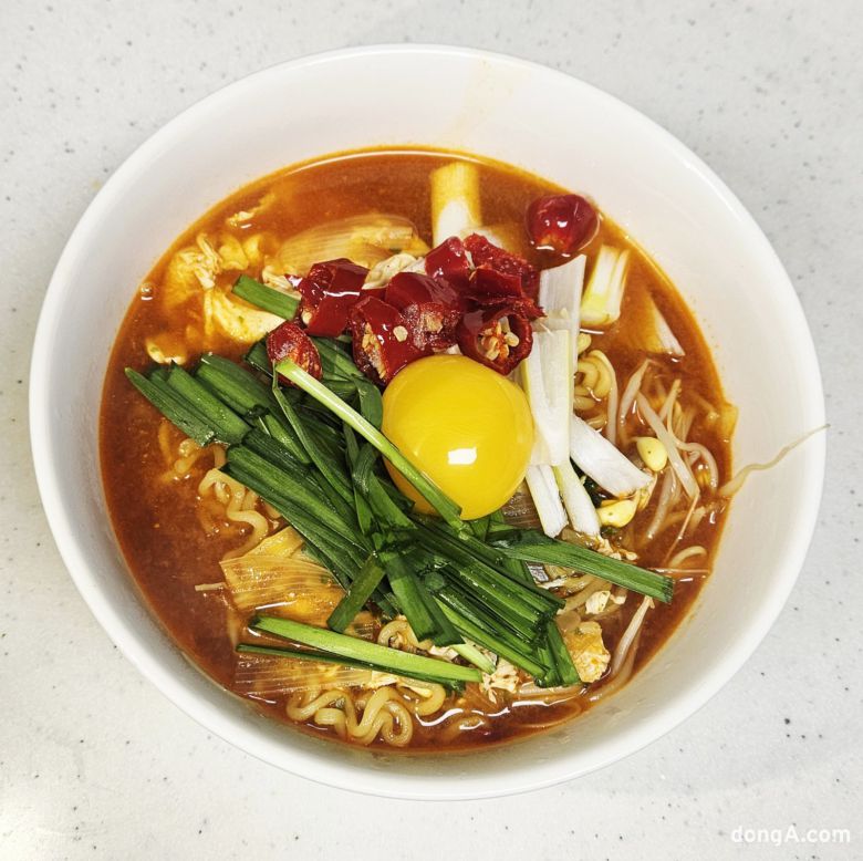 재료를 추가해 조리한 삼양1963 황소영 기자 fangso@donga.com