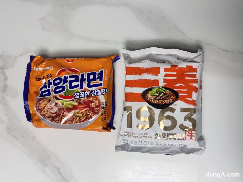 기존 삼양라면(사진 왼쪽)과 새로 출시된 삼양1963. 황소영 기자 fangso@donga.com