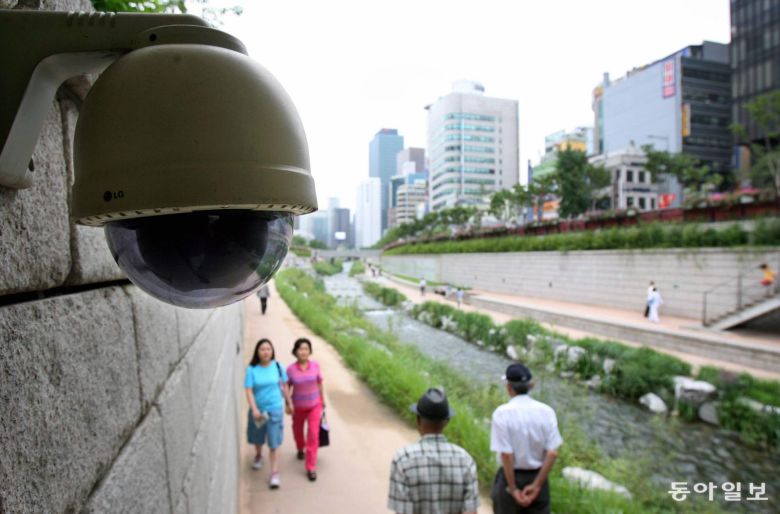 2006년 7월 6일 국가인권위원회는 청계천에 설치된 폐쇄회로(CCTV)의 촬영여부와 설치장소, 운영시간등에 대한 안내문을 붙이도록 서울시시설관리공단에 권고했다. 삼일교 밑에 설치된 CCTV가 청계천에 나온 시민들을 촬영하고 있다. 동아일보 김재명 기자 촬영.