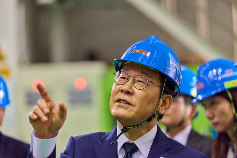 이재명 대통령이 7일 대전 대덕연구단지 내 한국핵융합에너지연구원을 방문해 세계 최초 초전도 핵융합 연구장치인 KSTAR(Korea Superconducting Tokamak Advanced Research) 시설을 살펴보고 있다. 대통령실 제공