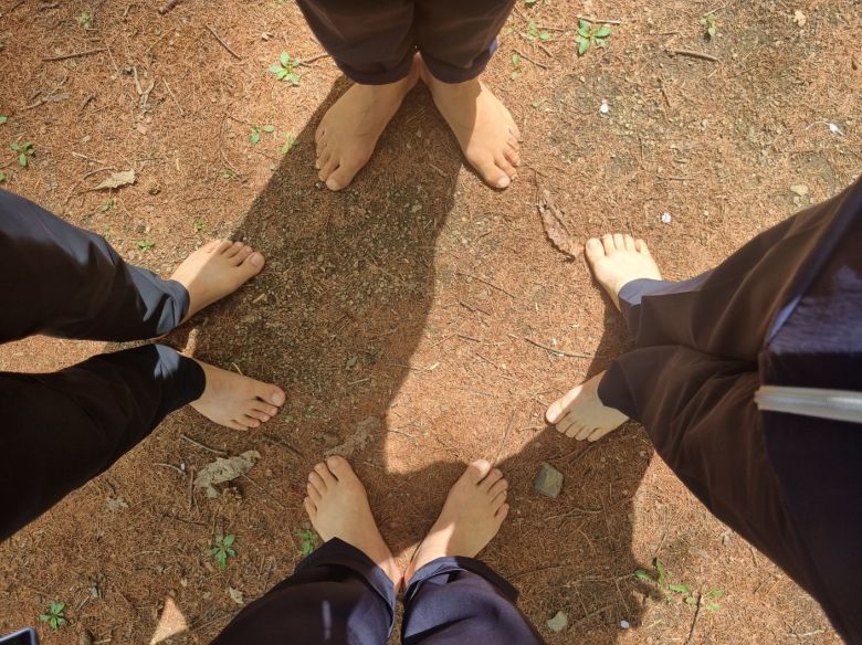 맨발 걷기 하는 사람들의 발. 박경운 경감 제공.