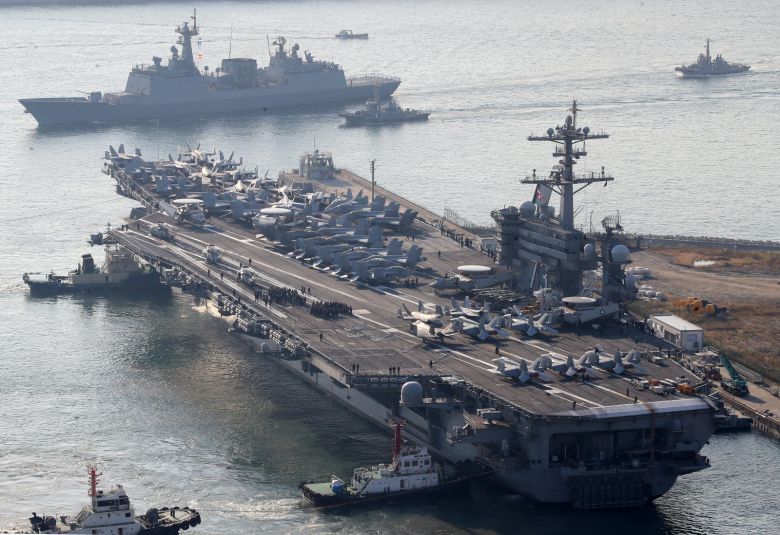 미국 해군 핵추진 항공모함 ‘조지워싱턴함’(CVN-73)이 5일 오전 부산 남구 해군작전사령부 부산작전기지에 입항하고 있다.  길이 333m, 폭 78m, 무게 10만여 톤, 승조원 6000여 명에 달하는 니미츠급 항모인 조지워싱턴함은 항공기 80여 대를 탑재할 수 있어 ‘떠다니는 군사기지’로 불린다. 부산=뉴스1