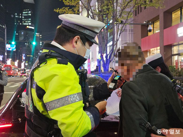 7일 밤 한 남성이 경찰 음주운전 단속에 걸려 혈중알코올농도 수치를 측정하고 있다. 이수연 기자 lotus@donga.com