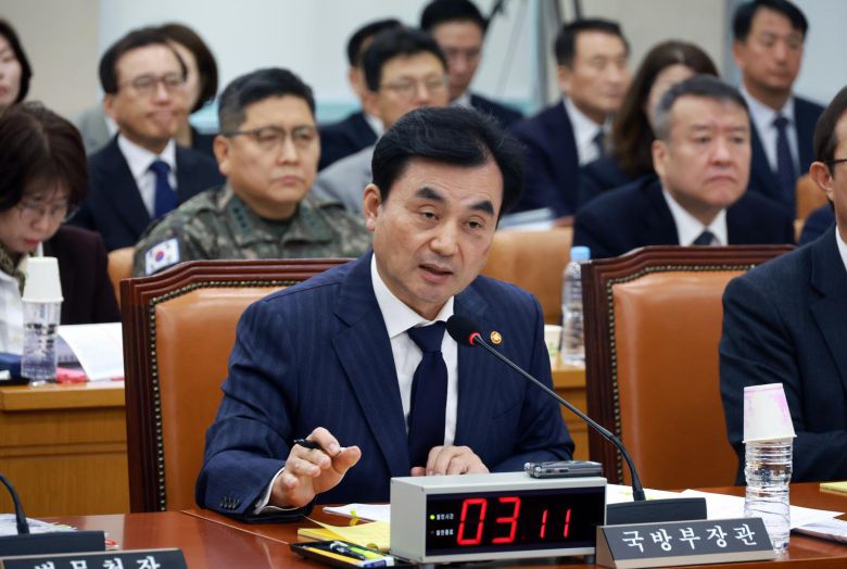 [서울=뉴시스] 안규백 국방부 장관이 5일 서울 여의도 국회에서 2026년도 예산안, 기금운용계획안 등을 안건으로 열린 국방위원회 전체회의에서 의원 질의에 답하고 있다. 2025.11.05.