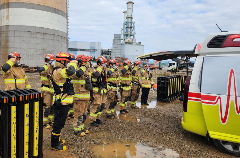 한국동서발전 울산화력발전소 보일러타워 붕괴 사고 나흘째인 9일 소방대원들이 매몰자의 시신을 수습한 뒤 거수 경례를 하고 있다. 2025.11.9 울산소방본부 제공