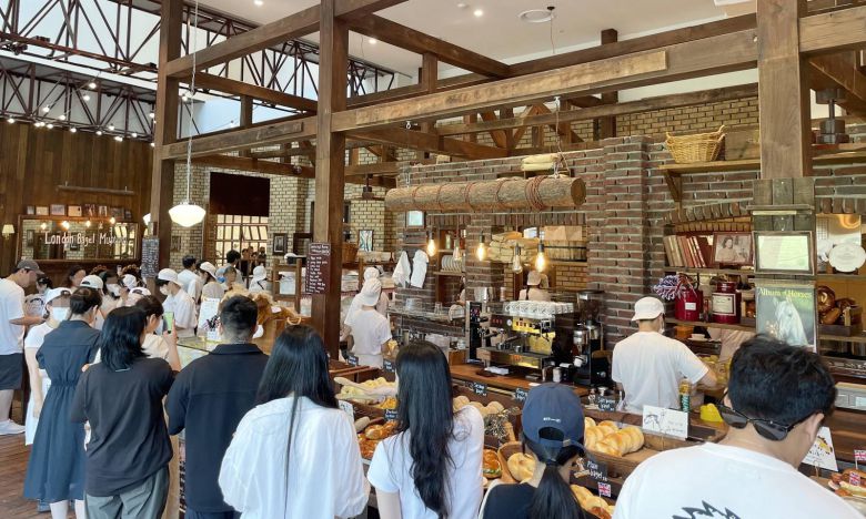 런던베이글뮤지엄에서 빵을 구입하고 있는 시민들. 뉴시스