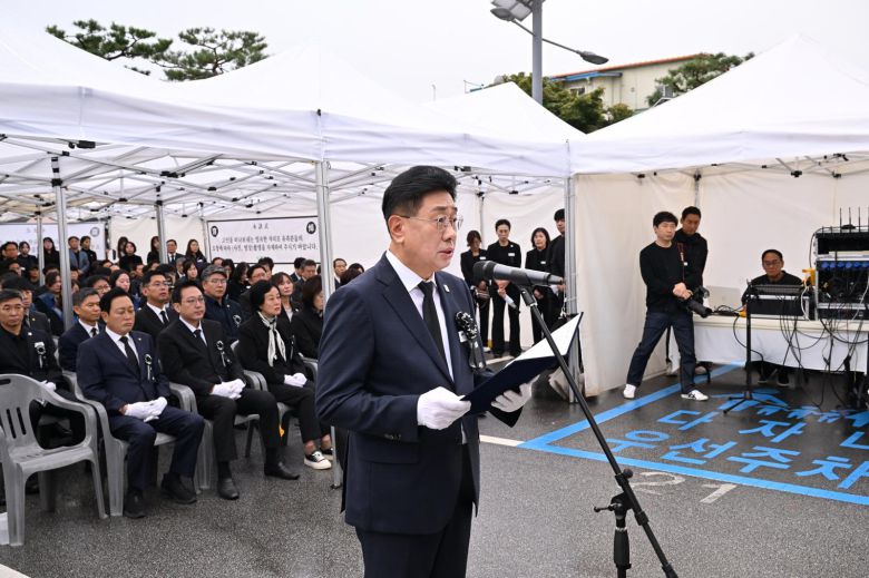 지난달 14일 오전 양평군청 주차장에서 엄수된 사망 공무원 영결식에서 전진선 양평군수가 영결사를 하고 있다. 양평군 제공
