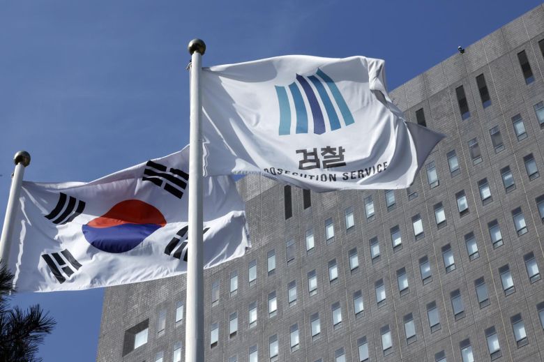 민간업자의 대장동 개발 비리 사건 수사팀이 검찰 수뇌부의 ‘항소 금지’ 지시로 항소를 포기하는 초유의 사태로 정진우 서울중앙지검장이 사의 표명하는 등 파장이 거세지고 있는 가운데 9일 오후 서울 서초구 서초동 서울중앙지방검찰청 앞에 설치된 게양대에 걸린 태극기와 검찰기가 바람에 나부끼고 있다. 2025.11.9 뉴스1