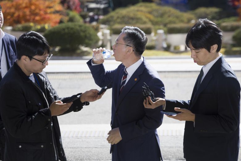 정성호 법무부 장관이 10일 오전 경기 과천시 법무부 청사로 출근길에서 검찰의 ‘대장동 항소 포기’ 결정과 관련해 취재진 질문에 답하는 도중 물을 마시고 있다. 2025.11.10. 뉴시스