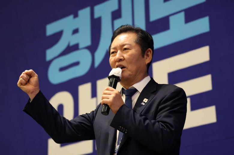 정청래 더불어민주당 대표가 11일 오전 경기 광주시 곤리암리조트에서 열린 ‘2025 더불어민주당 전국 지역위원장 워크숍’에서 발언을 하고 있다. 2025.11.11/뉴스1