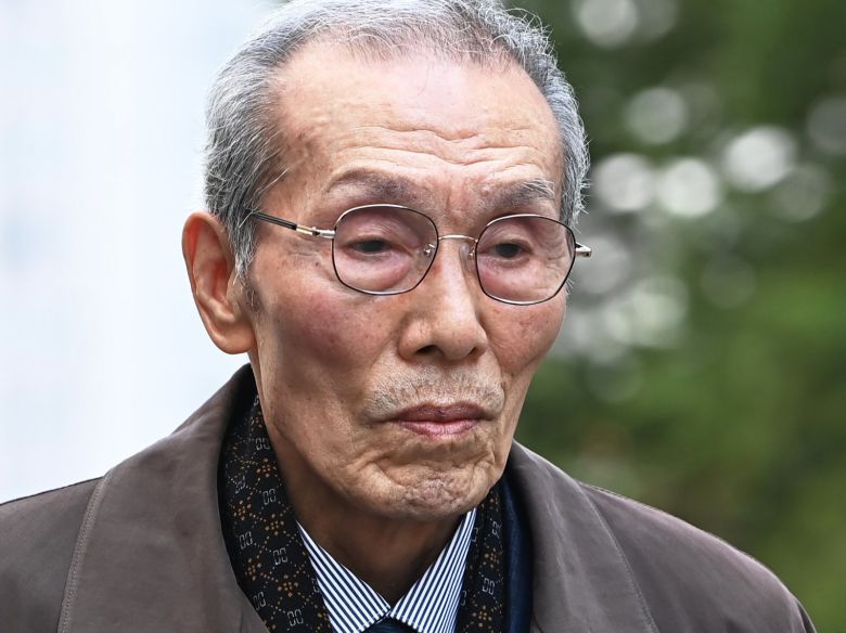 강제추행 혐의로 기소된 원로 배우 오영수 씨가 15일 경기도 성남시 수원지방법원 성남지원에서 열린 선고 공판에 출석하고 있다. 오씨는 지난 2017년 여성 A씨에게 부적절한 신체접촉을 한 혐의를 받고 있다. 2024.03.15. 뉴시스