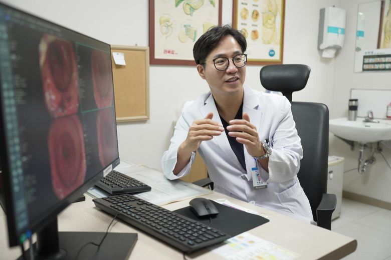 이홍섭 인제대 부산백병원 소화기내과 교수가 염증성 장질환 치료법에 대해 자세히 설명해 주고 있다. 표적치료제가 나오면서 염증성 장질환 치료 트렌드는 증상 완화에서 근원 치료인 점막 치유로 바뀌고 있다고 설명했다. 부산백병원 제공