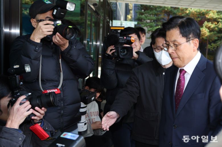 황교안 전 국무총리가 서울 서초구 서울고등검찰청에 마련된 내란 특검팀(특별검사 조은석) 사무실로 압송되며 기자들의 질문을 받고 있다. 홍진환 기자 jean@donga.com