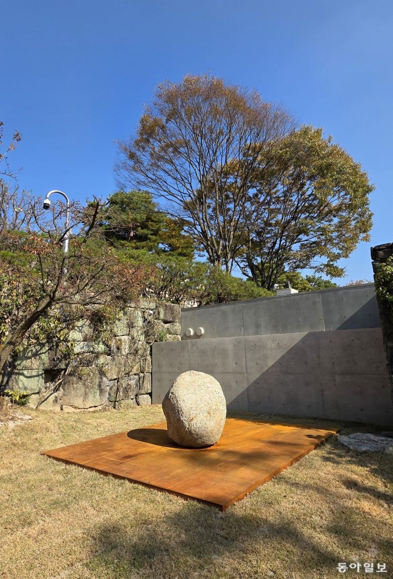 호암미술관 희원에 설치된 이우환의 ‘실렌티움’ 야외 설치작품. 용인=김선미 기자 kimsunmi@donga.com