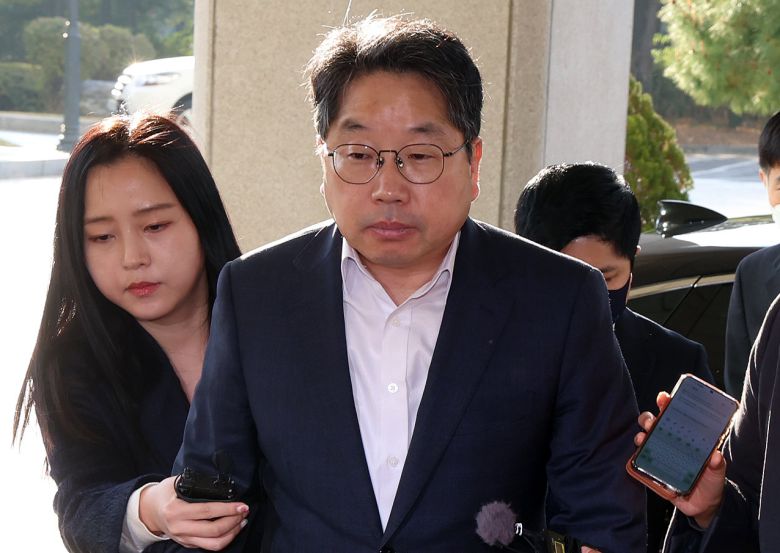 노만석 검찰총장 직무대행이 12일 오전 서울 서초구 대검찰청으로 출근하고 있다. 2025.11.12 뉴시스