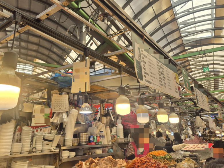 유튜버 폭로로 ‘바가지 논란’이 확산된 서울 광장시장에서 성실한 상인들이 피해를 호소하고 있다. 종로구는 시장 질서 회복을 위해 ‘노점 실명제’ 도입을 추진 중이다. 광장시장 노점 모습ⓒ News1