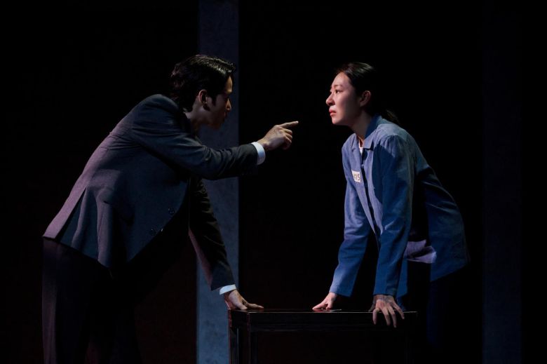 뮤지컬 ‘이름 없는 약속들로부터’에서 경찰인 윤섭(임강성·왼쪽)이 인경(장보람)을 압박한다.      오차드뮤지컬컴퍼니 제공