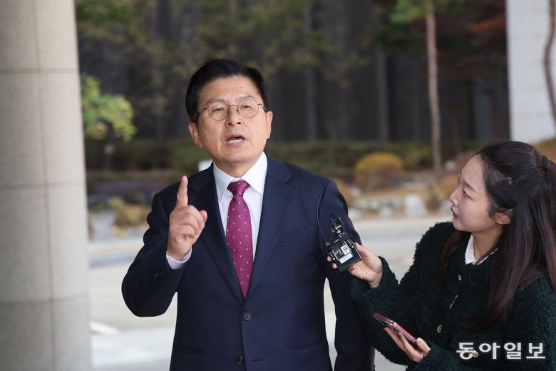 황교안 전 국무총리가 서울 서초구 서울고등검찰청에 마련된 내란 특검팀(특별검사 조은석) 사무실로 압송되며 기자들의 질문을 받고 있다. 홍진환 기자 jean@donga.com