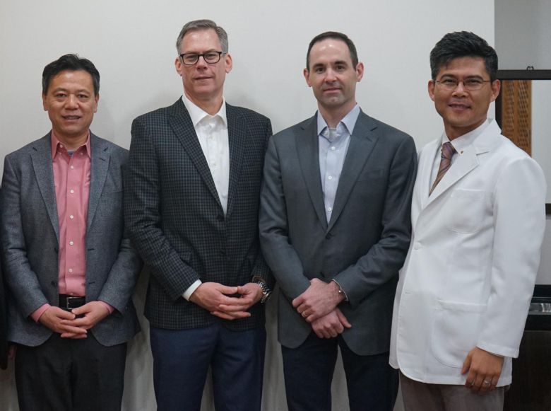 메이오 클리닉 의료팀과 김기옥 모커리한방병원 병원장(오른쪽). 모커리한방병원 제공