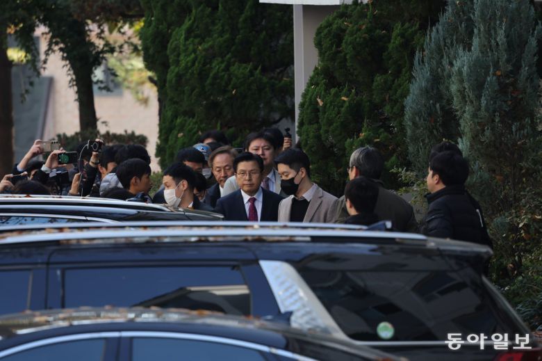 황교안 전 국무총리가 12일 오전 서울 용산구 이태원동 자택에서 내란 선전·선동 혐의 관련 내란특검팀에 의해 체포돼 이송되고 있다. 이한결 기자 always@donga.com