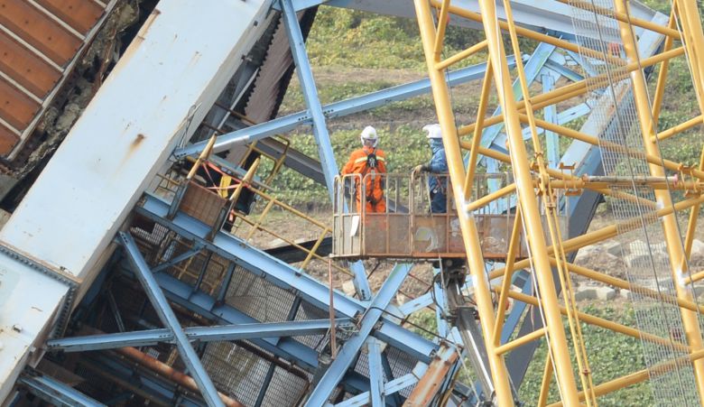 12일 울산 남구 울산화력발전소 보일러 타워 5호기 붕괴 사고 현장에서 매몰자와 실종자 구조를 위해 4·6호기를 발파한 뒤 소방당국과 관계자들이 매몰자 구조작업을 하고 있다.2025.11.12 [울산=뉴시스]