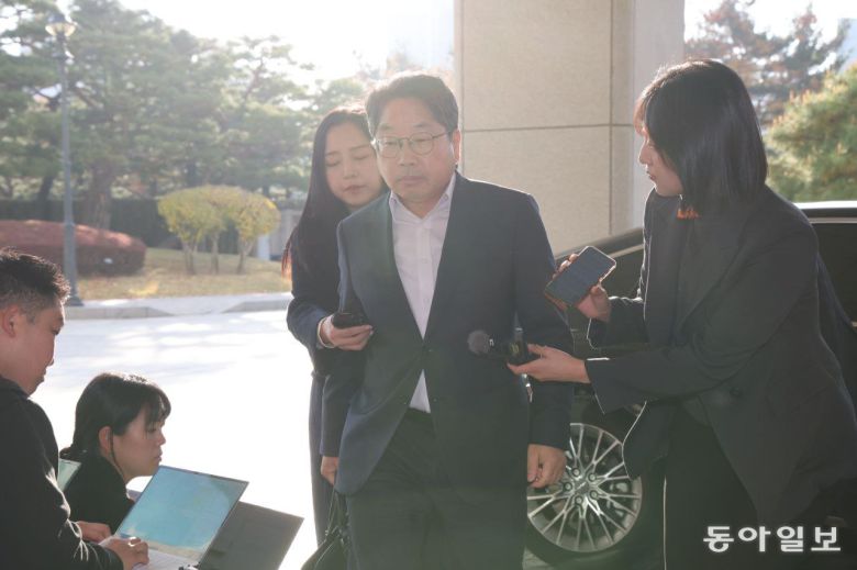 노만석 검찰총장 직무대행이 12일 오전 서울 서초구 대검찰청에 출근하고 있다. 홍진환 기자 jean@donga.com