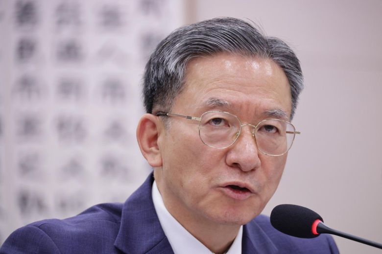 정성호 법무부 장관이 12일 서울 여의도 국회에서 열린 법제사법위원회 전체회의에서 의원 질의에 답변하고 있다. 2025.11.12 뉴스1