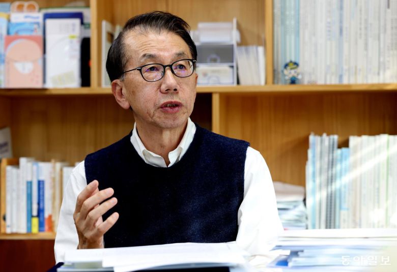 박길성 푸른나무재단 이사장은 “오늘날 AI 기업들은 ‘큰 힘에는 큰 책임이 따른다’라는 격언을 어느 때보다 깊이 새겨야 한다”라며 “생존과 이윤 추구가 중요한 기업에만 맡겨서도 안 된다. 정부나 국제기구 차원에서 AI 플랫폼을 점검하고 평가하며 관리할 필요가 있다”라고 말했다. 변영욱 기자 cut@donga.com