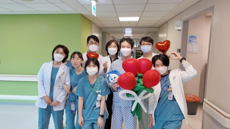 인천 계양구 인천세종병원에서 심장이식 수술을 받은 환자가 퇴원 전 의료진과 함께 기념촬영을 하고 있다. 세종병원 제공