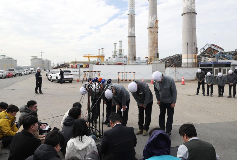 권명호 한국동서발전 사장이 13일 울산화력본부 보일러 타워 붕괴사고 현장 앞에서 대국민 사과를 하며 고개를 숙이고 있다. 2025.11.13 뉴스1