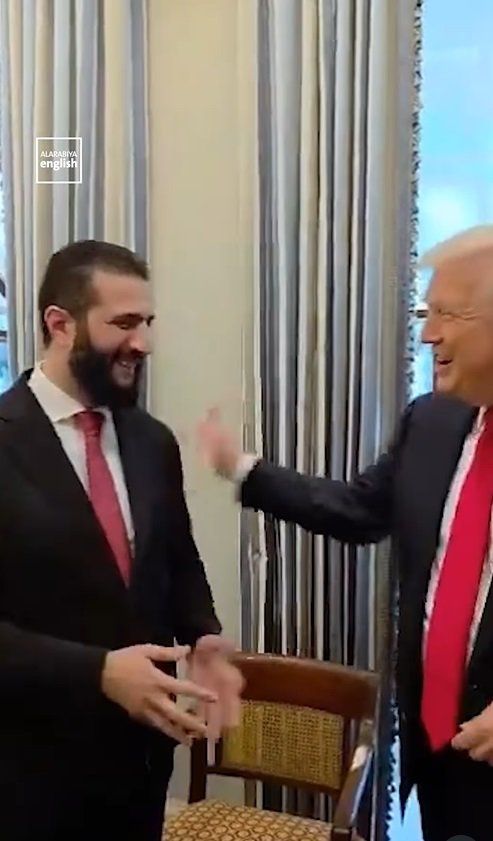 도널드 트럼프 미국 대통령(오른쪽)과 아메드 알샤라 시리아 임시대통령. 알 아라비야(Alarabiya) 인스타그램 캡쳐