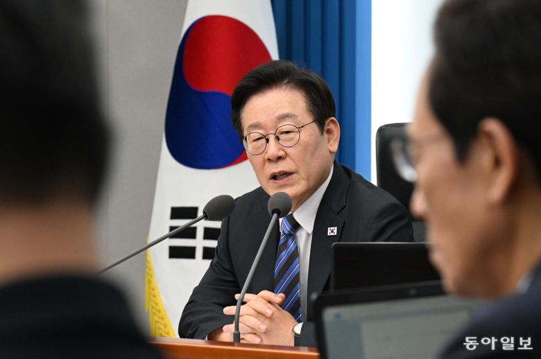 이재명 대통령이 13일 서울 용산 대통령실 청사에서 열린 수석보좌관회의에서 모두발언을 하고 있다. 송은석 기자 silverstone@donga.com