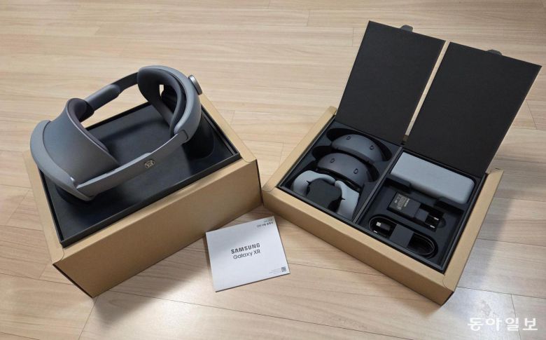 삼성전자 갤럭시 XR은 본체와 글라스 커버, 이마 쿠션, 이마 쿠션 간격조절기, 외부광 차단 패드(좌·우), 전용 배터리 팩, 전원 케이블, 충전기 등으로 구성돼 있다. 이동훈 기자 dh@donga.com