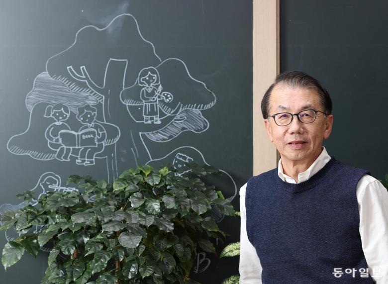 박길성 푸른나무재단 이사장은 “오늘날 AI 기업들은 ‘큰 힘에는 큰 책임이 따른다’라는 격언을 어느 때보다 깊이 새겨야 한다”라며 “생존과 이윤 추구가 중요한 기업에만 맡겨서도 안 된다. 정부나 국제기구 차원에서 AI 플랫폼을 점검하고 평가하며 관리할 필요가 있다”라고 말했다. 변영욱 기자 cut@donga.com