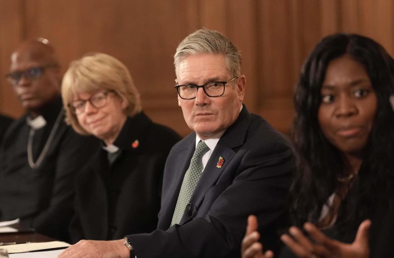 지지율 하락으로 사퇴론에 직면한 키어 스타머 영국 총리(오른쪽에서 두 번째)가 12일 런던 다우닝 10번가의 총리 관저에서 회의를 진행하고 있다. 런던=AP 뉴시스