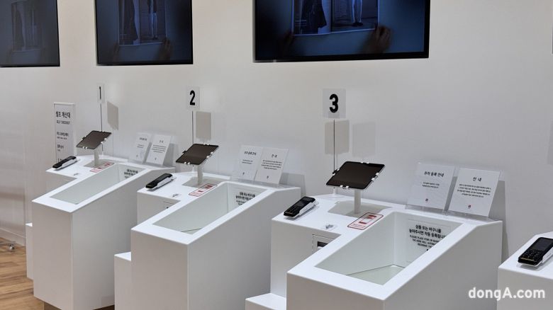 유니클로 롯데백화점 대전점은 계산대를 기존 3대에서 8대로 확대했다. 유인 2대, 무인 6대이며, 무인 계산대는 RFID태그 기술을 적용해 계산대에 제품을 넣기만 하면 자동으로 인식이 된다. 윤우열 기자 cloudancer@donga.com