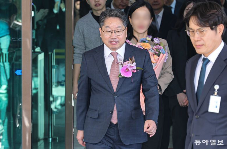 노만석 검찰총장 직무대행이 14일 오전 11시쯤 서울 서초구 대검찰청에서 열린 비공개 퇴임식을 마친 뒤 청사를 나서고 있다. 이한결 기자 always@donga.com