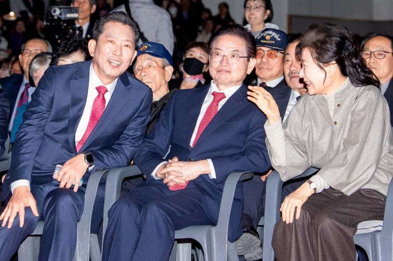 박근혜 전 대통령이 14일 경북 구미시 구미복합문화스포츠센터에서 열린 박정희 108돌 문화행사에서 이철우 경북지사, 김장호 구미시장과 웃으면서 얘기를 나누고 있다. 2025.11.14/구미시 제공